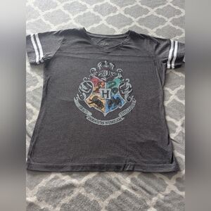 Harry Potter Hogwarts Crest Tee — Size M — Universal Studios